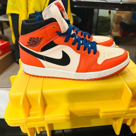 Air Jordon 1 Mids SE - Picture 1 of 8